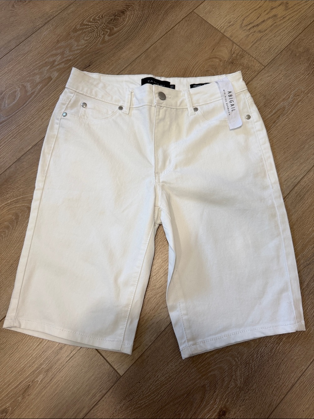 TAHARI women’s White Abigail Mid-Rise Bermuda Shorts